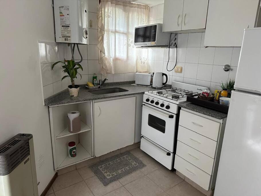 Coffee/tea facilities, Kitchen or kitchenette, minibar, oven, stove, toaster