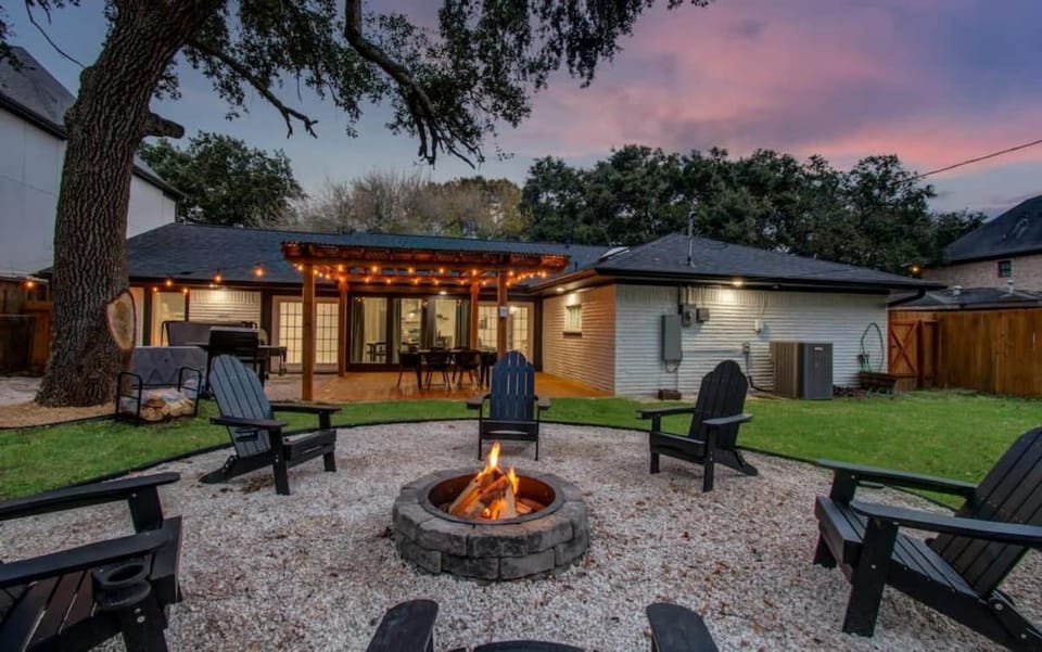 Central Convenience x Modern Luxury - Heart of Houston House in Houston