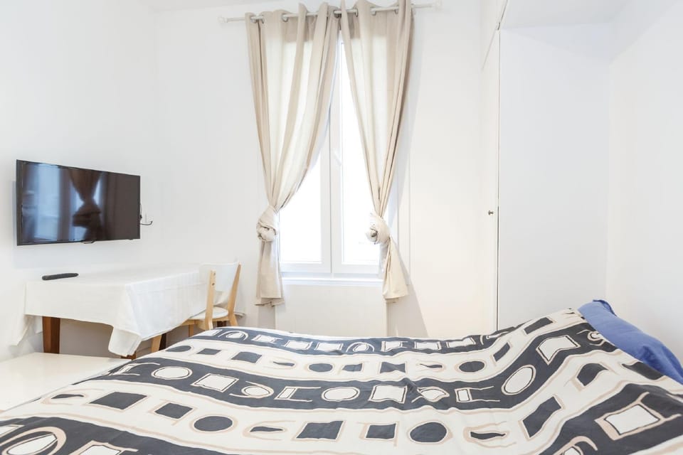 Bed, TV and multimedia, Photo of the whole room, Bedroom