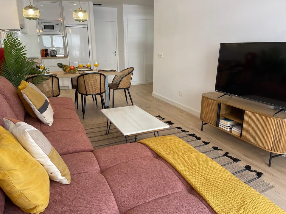 TV and multimedia, Seating area, Dining area