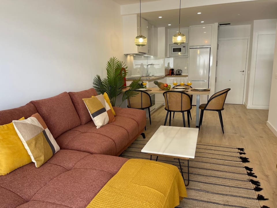 Kitchen or kitchenette, Living room, Seating area, Dining area
