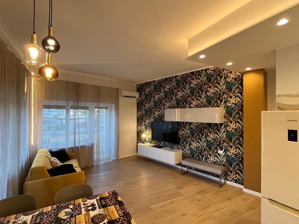 TV and multimedia, Seating area, air conditioner