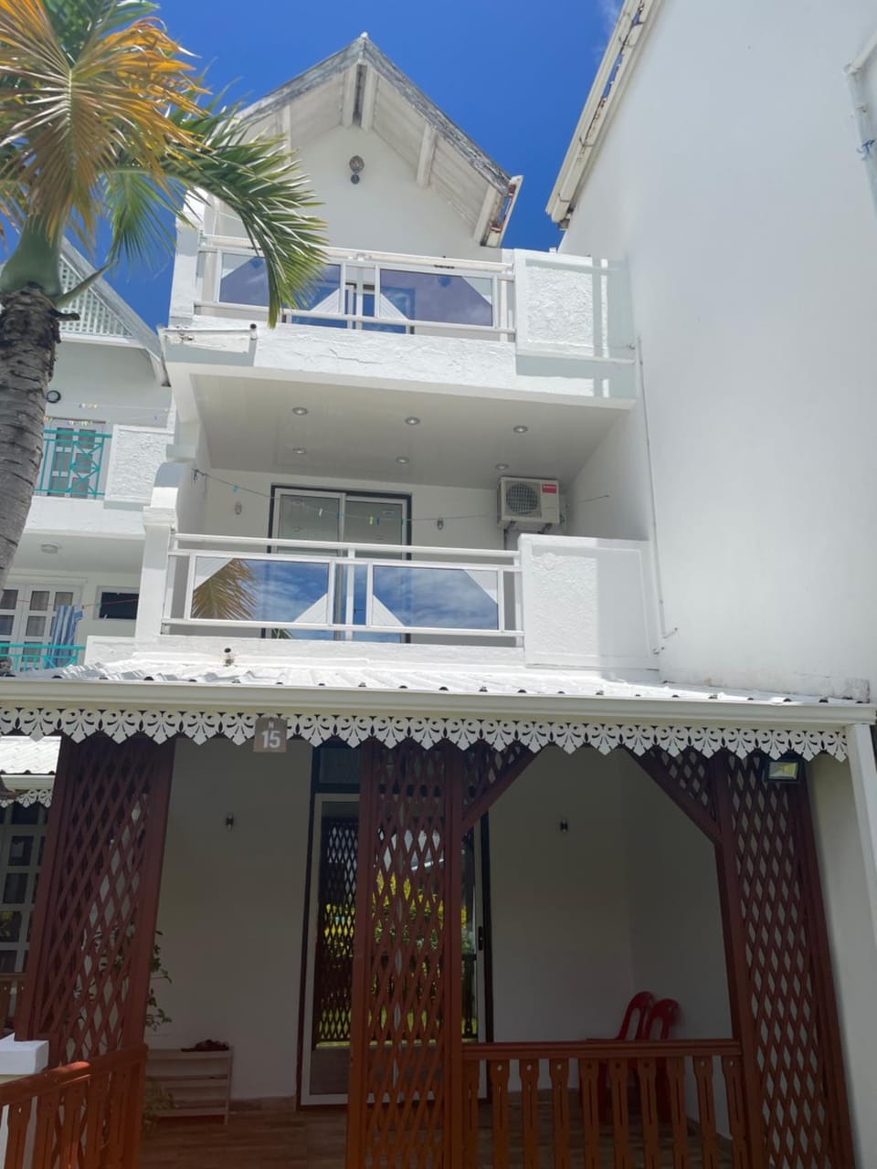 Property building, Day, Balcony/Terrace