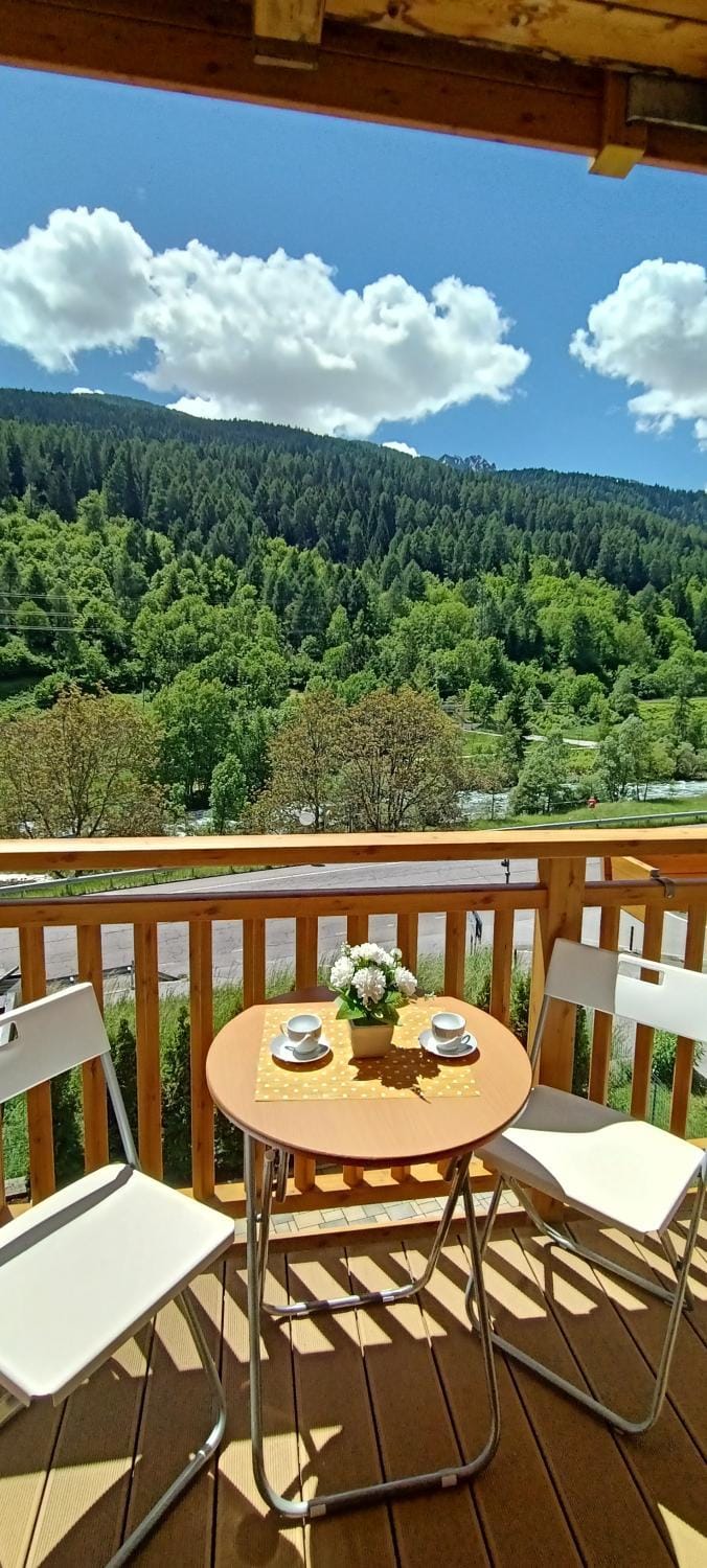 Restaurant/places to eat, Natural landscape, Ski School, View (from property/room), Balcony/Terrace, Balcony/Terrace, Dining area, Canoeing, Cycling, Mountain view, River view