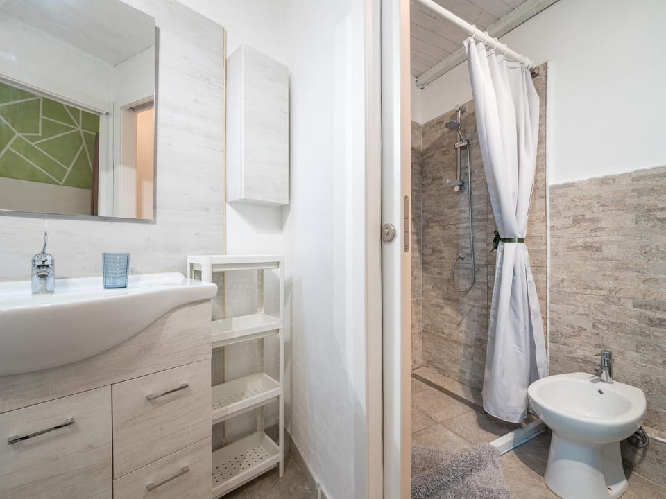 Shower, Toilet, Bathroom, Bath, bidet, towels