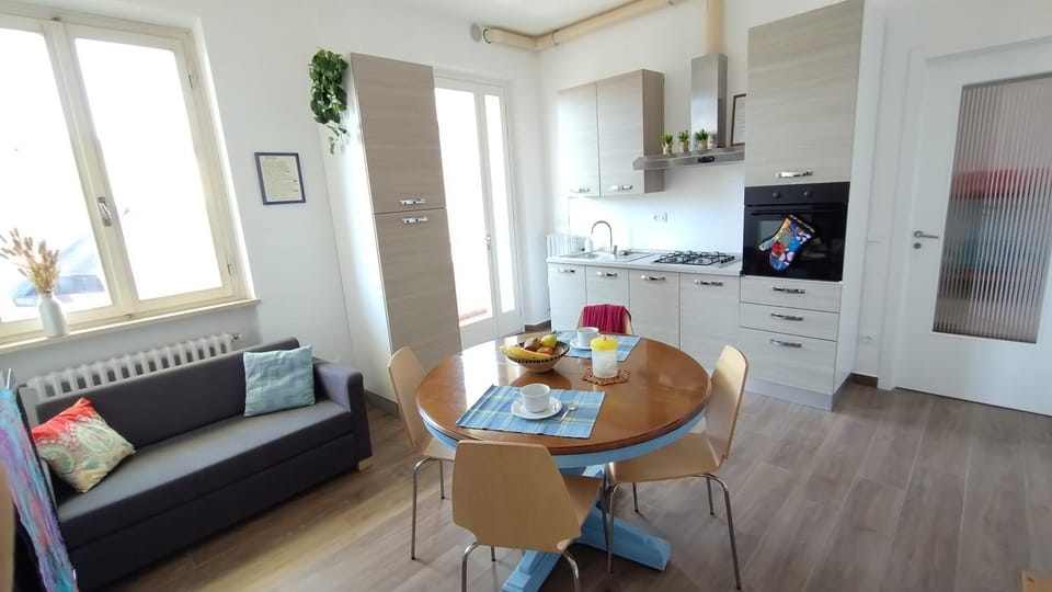 TV and multimedia, Kitchen or kitchenette, Living room, Seating area, Dining area, stove