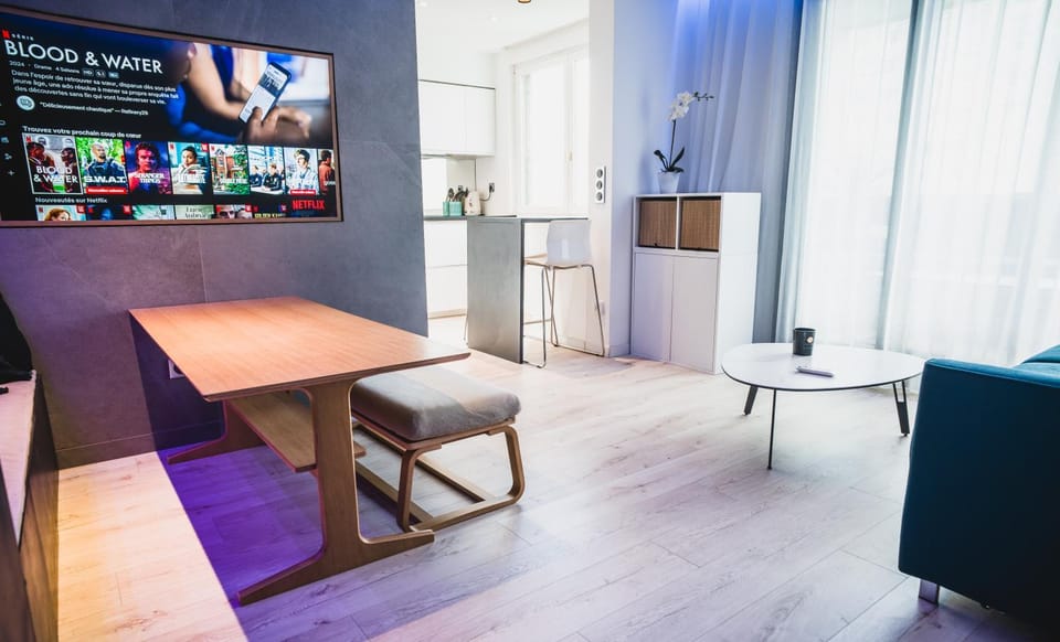 TV and multimedia, Living room, Seating area, Dining area