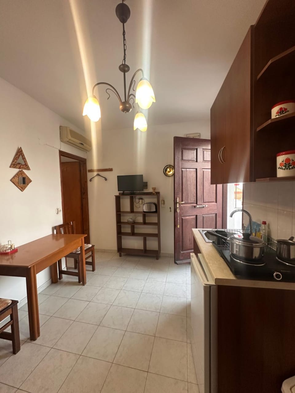 Kitchen or kitchenette, Dining area, stove