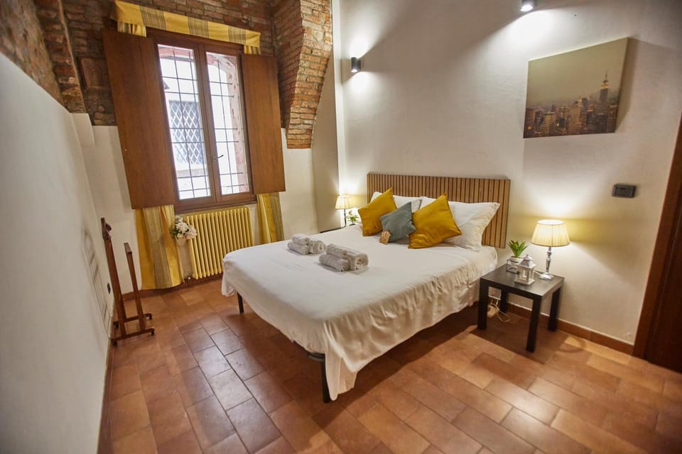 Photo of the whole room, Bedroom, towels