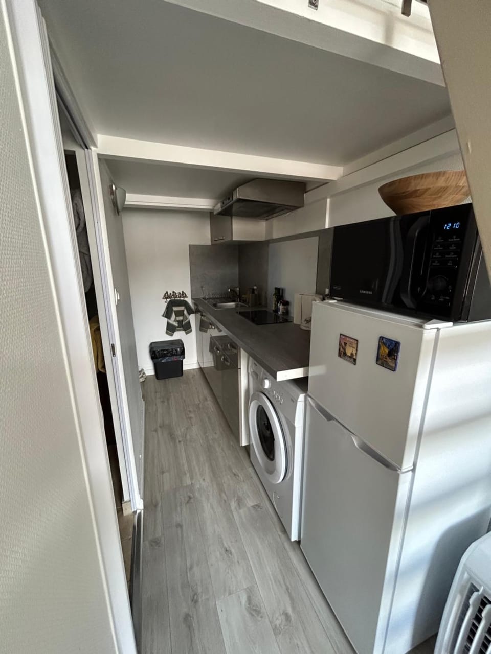 Kitchen or kitchenette, stove, washing machine