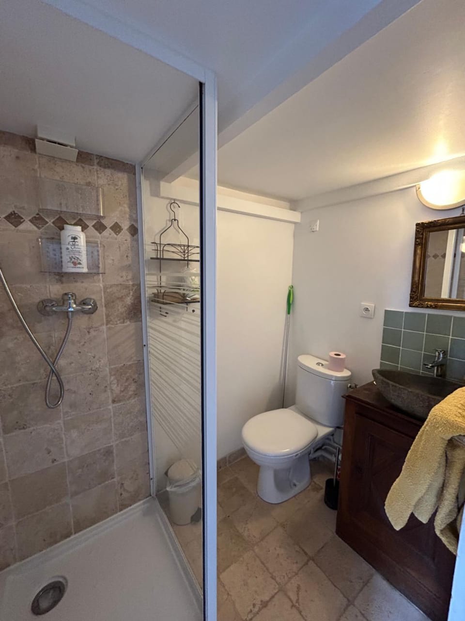 Studio entièrement rénové donnant sur jardin arboré dans le calme absolu Apartment in Paris