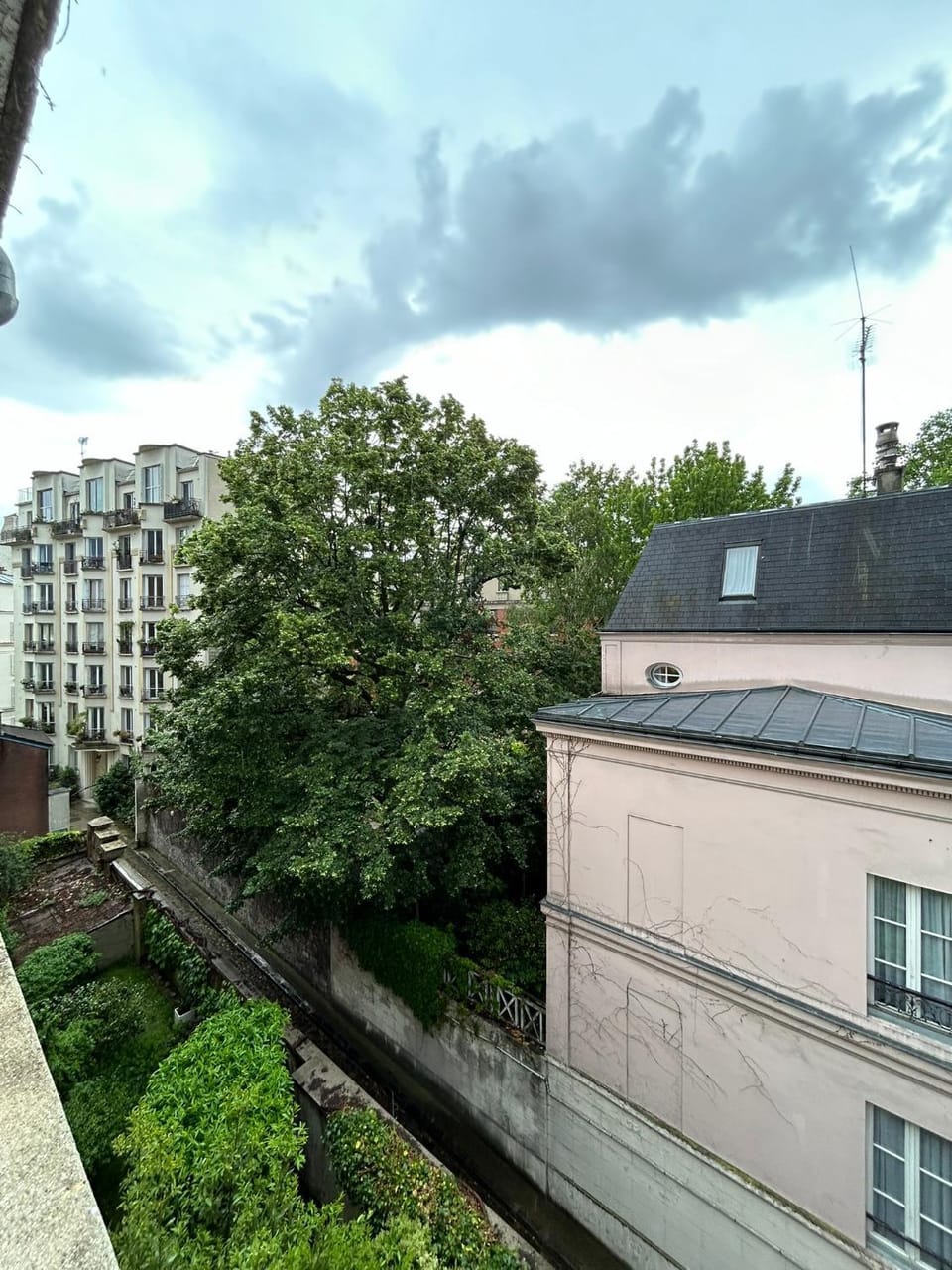 Studio entièrement rénové donnant sur jardin arboré dans le calme absolu Apartment in Paris