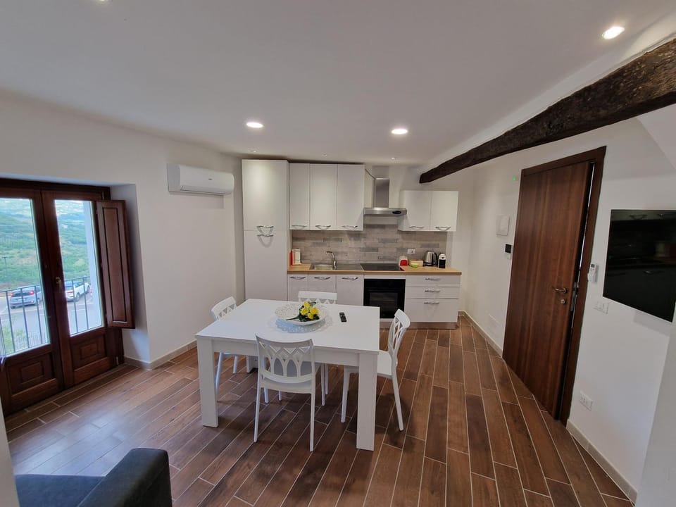 TV and multimedia, Kitchen or kitchenette, Dining area, oven, stove