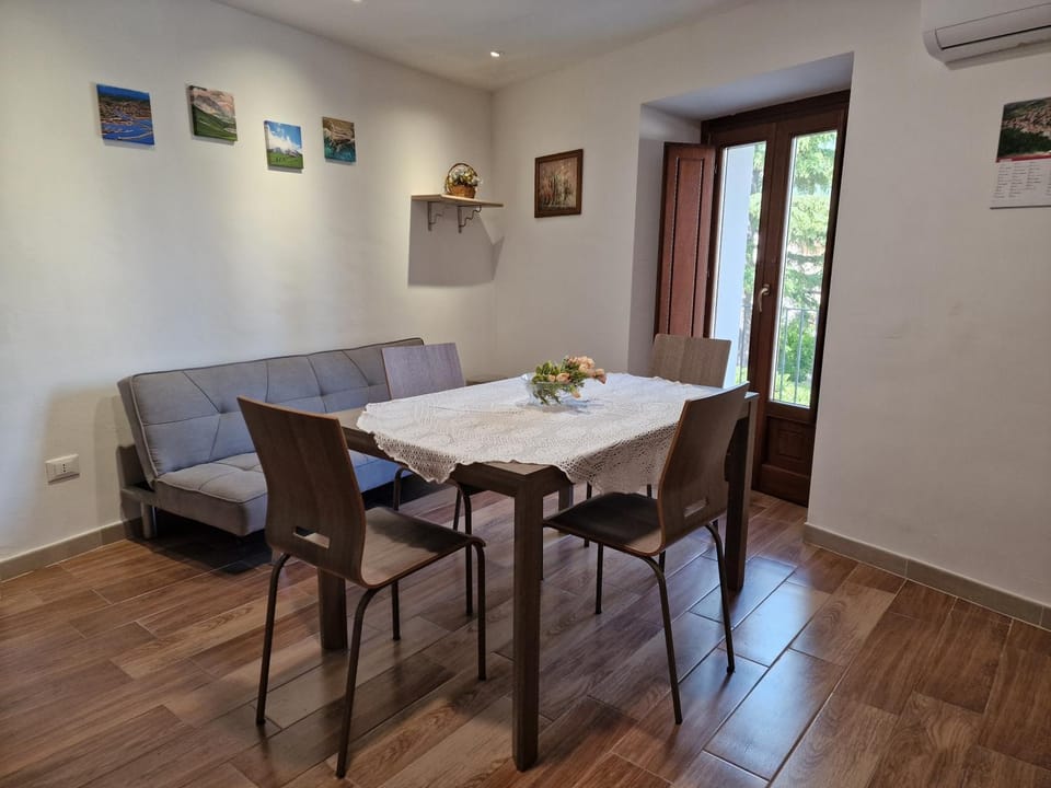 Living room, Seating area, Dining area, air conditioner