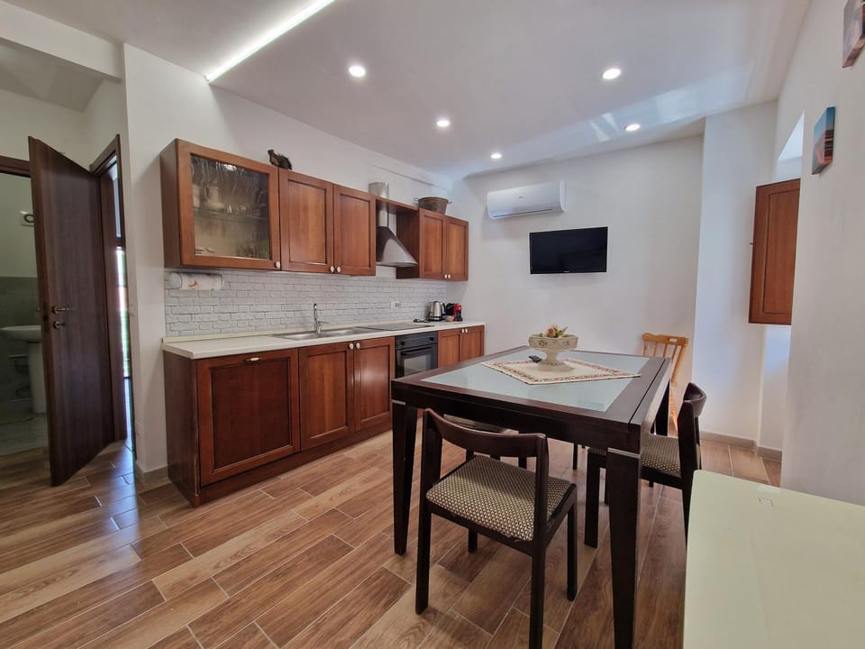 TV and multimedia, Kitchen or kitchenette, Living room, Seating area, Dining area, minibar, oven, stove
