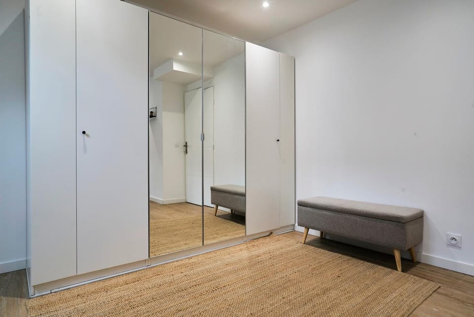 Photo of the whole room, Bedroom, wardrobe