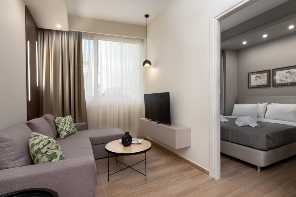 Bed, TV and multimedia, Living room, Photo of the whole room, Seating area, Bedroom