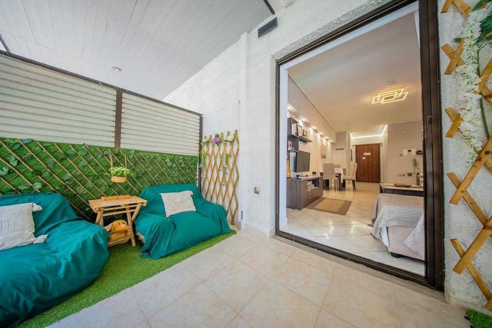 View (from property/room), View (from property/room), Balcony/Terrace, Balcony/Terrace, Seating area, City view, City view, Mountain view, Mountain view, Street view, Street view