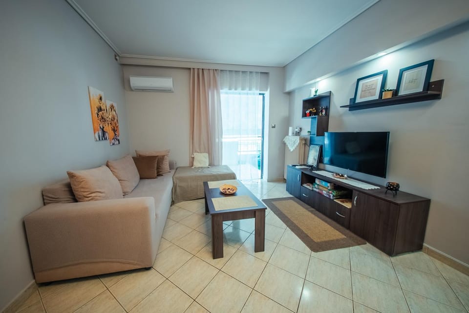 TV and multimedia, Living room, Seating area, Evening entertainment, air conditioner