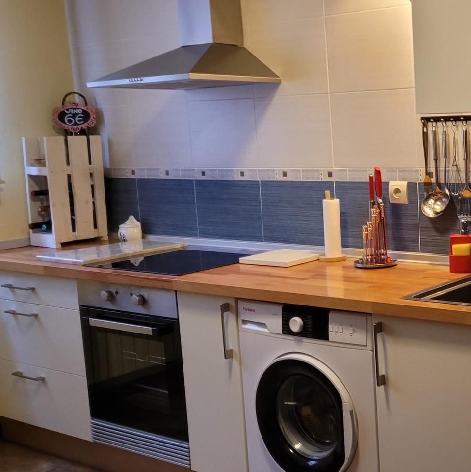 Kitchen or kitchenette, dishwasher, washing machine