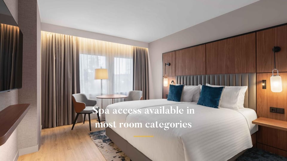 Bed, Seating area