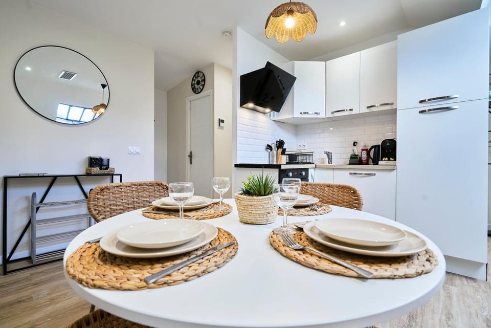Kitchen or kitchenette, Dining area, stove