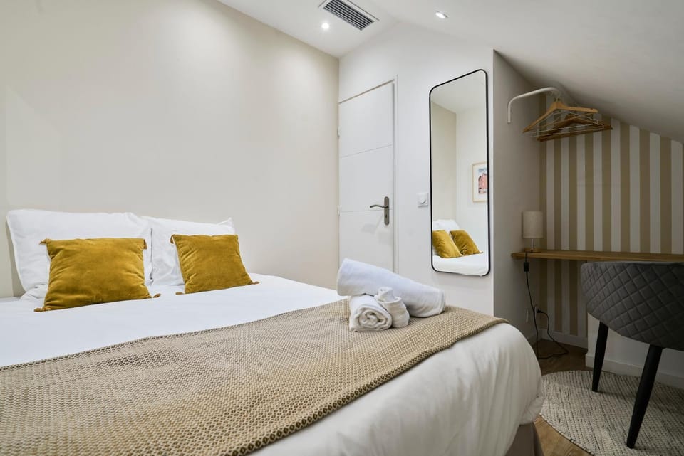 Bed, Photo of the whole room, Bedroom, towels