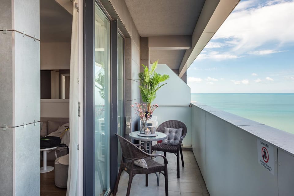 Day, Natural landscape, View (from property/room), Balcony/Terrace, Living room, Seating area, Dining area, Sea view