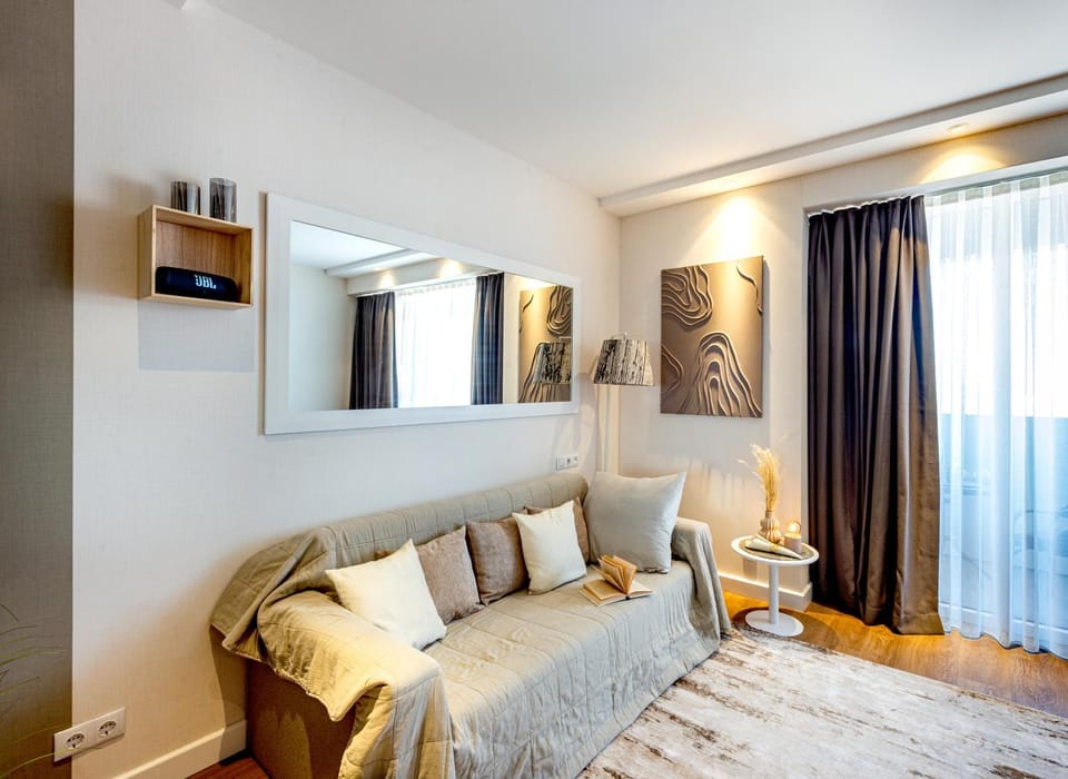 Bed, Living room, Photo of the whole room, Seating area, internet, air conditioner