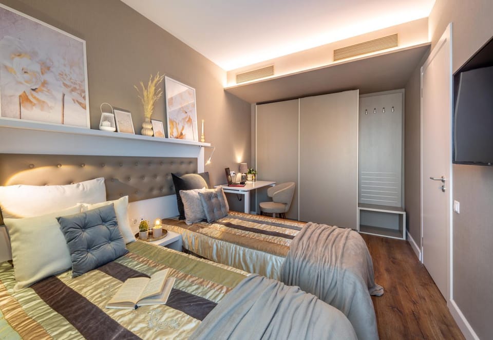 Bed, TV and multimedia, Living room, Photo of the whole room, Seating area, Bedroom, wardrobe