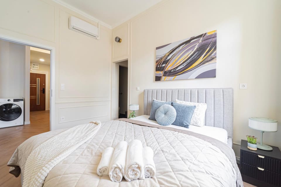 Bed, Photo of the whole room, Bedroom, towels, washing machine, air conditioner