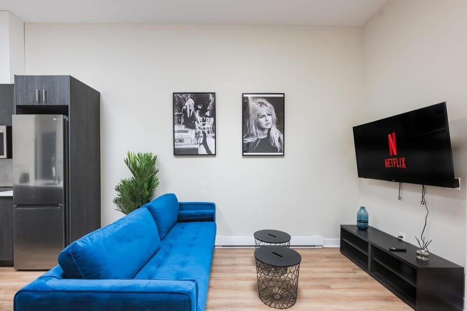 M11 - Stylish 2BR Apartment with Skylights & AC Apartment in Laval