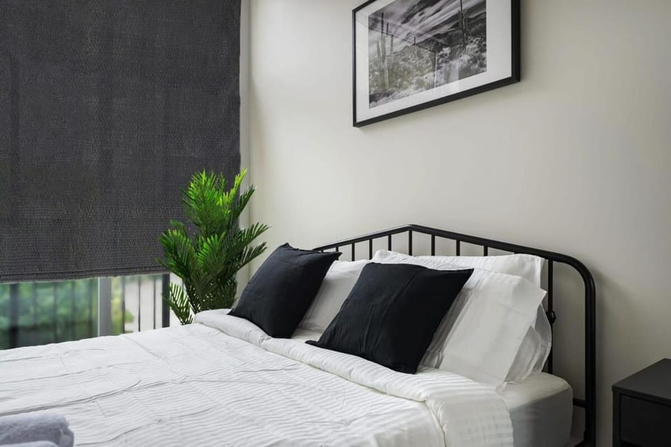 M11 - Stylish 2BR Apartment with Skylights & AC Apartment in Laval