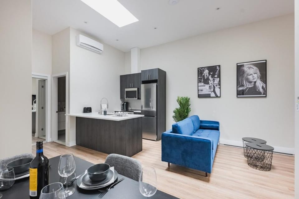 M11 - Stylish 2BR Apartment with Skylights & AC Apartment in Laval