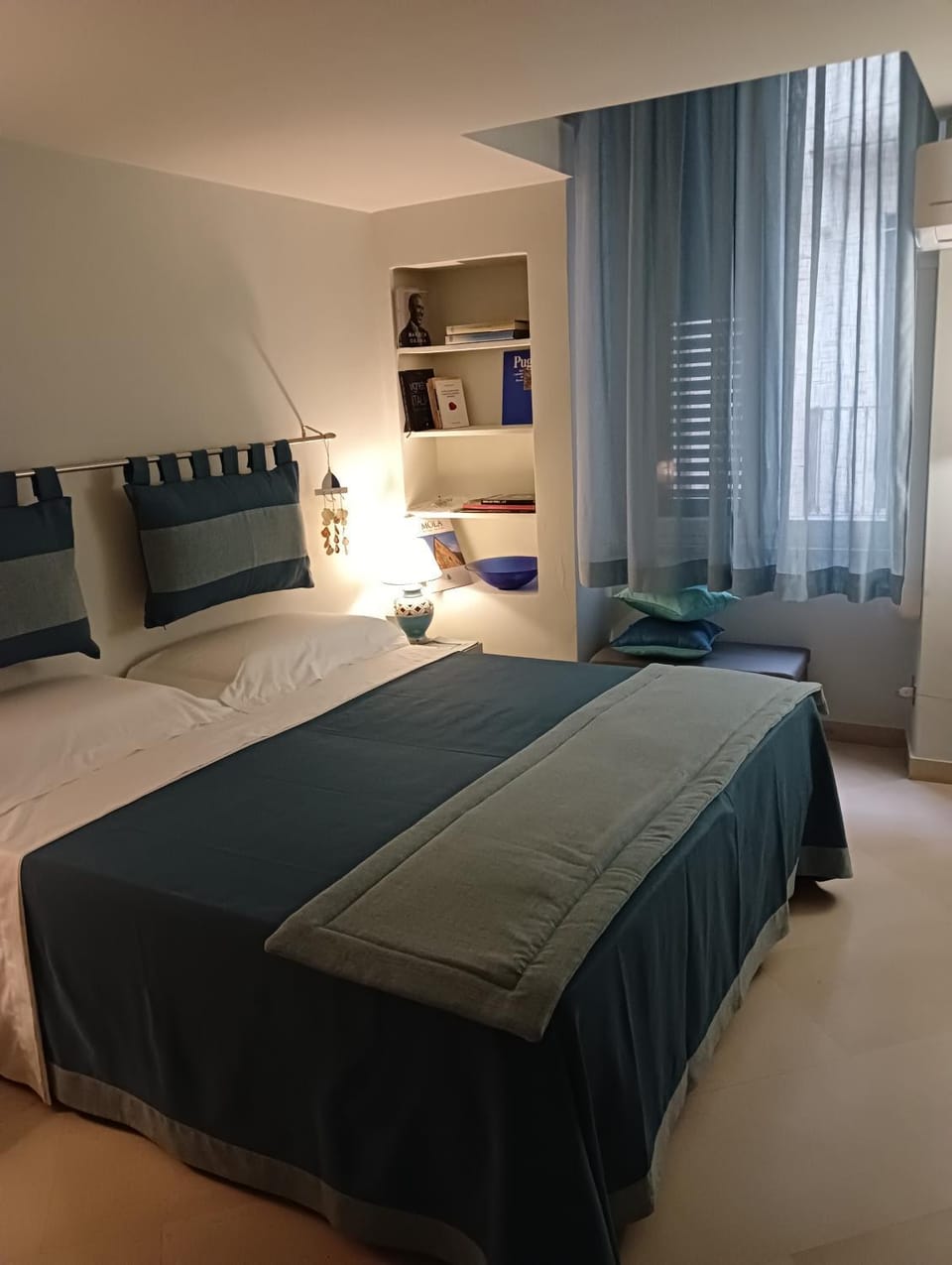 Bed, Photo of the whole room, Bedroom, air conditioner