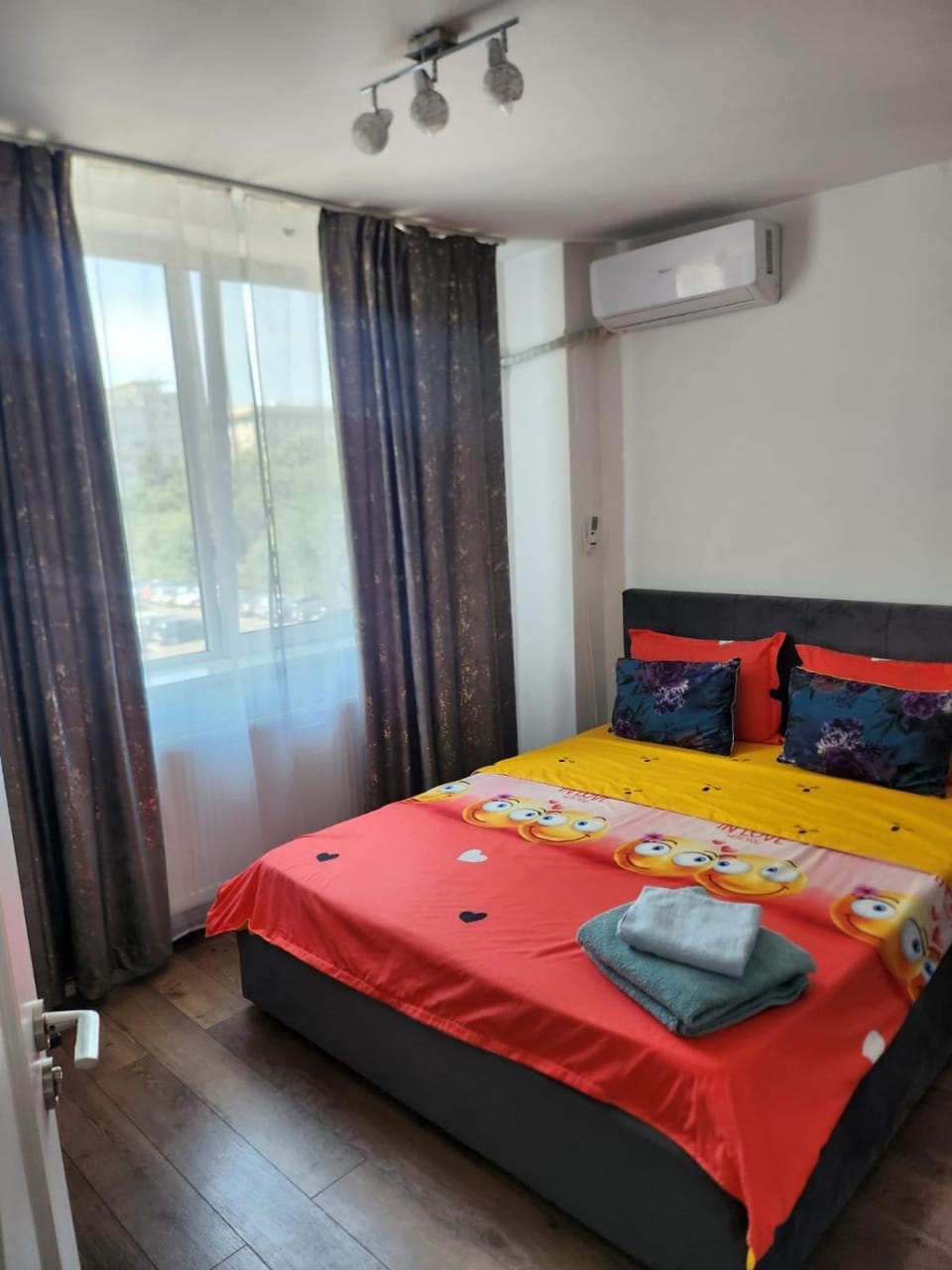 Bed, Photo of the whole room, Seating area, Bedroom, towels, air conditioner