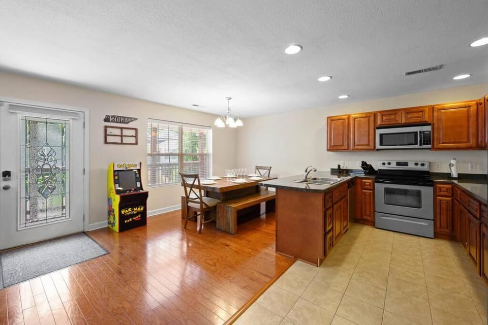 Tennessee Time Out - Entire Cottage Hot Tub, Creek, No Steep Roads House in Pigeon Forge
