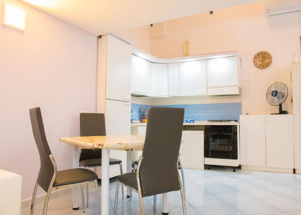 Kitchen or kitchenette, Living room, Seating area, Dining area, oven, pet friendly, stove