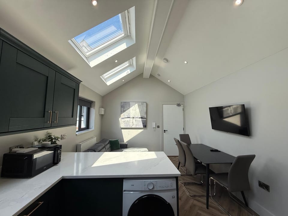 TV and multimedia, Kitchen or kitchenette, Living room, Seating area, Dining area