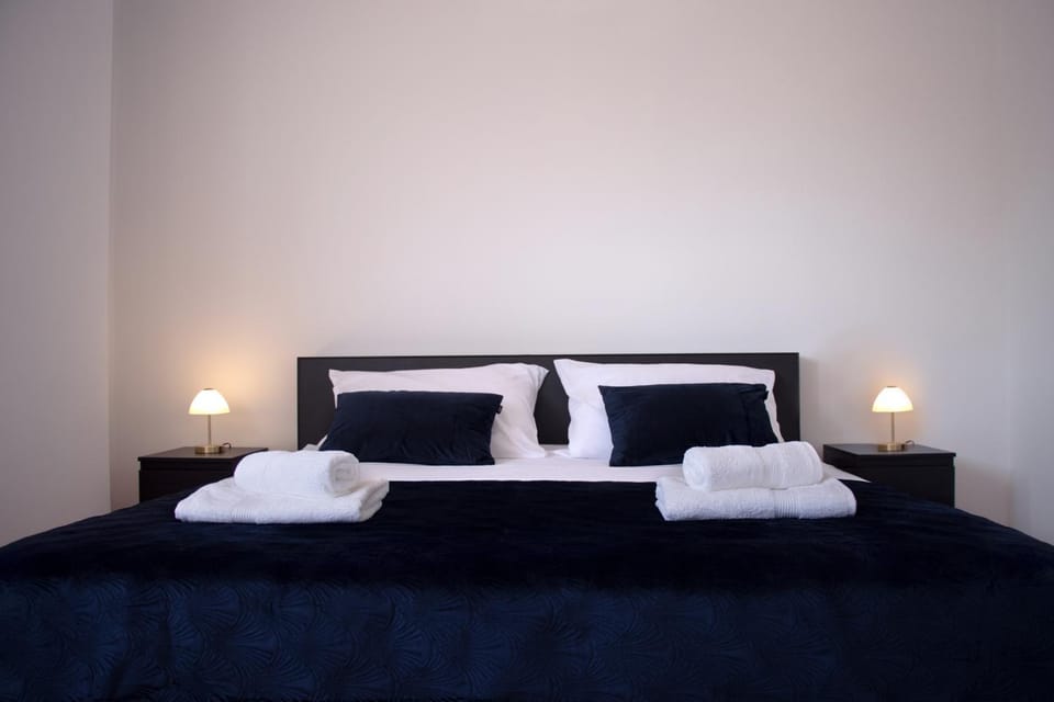 Bed, Bedroom, towels, air conditioner