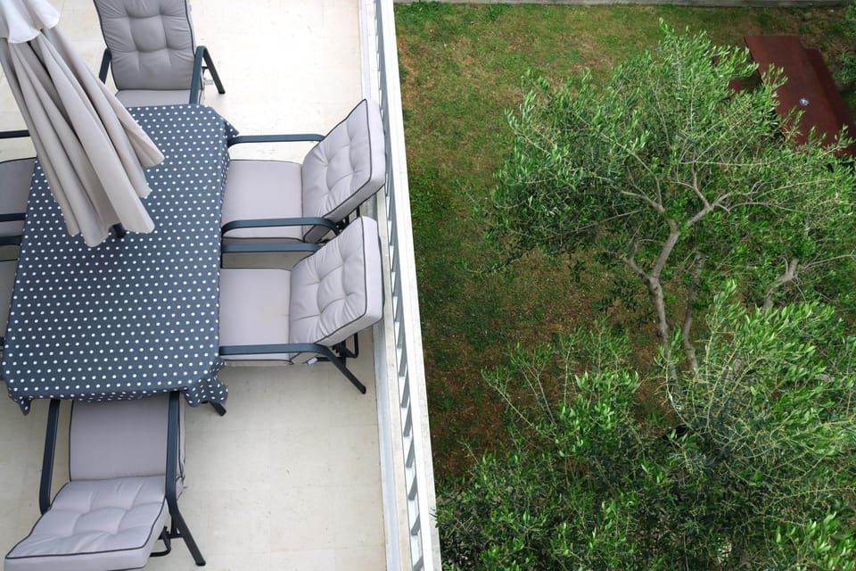 View (from property/room), Balcony/Terrace, Seating area, Garden view