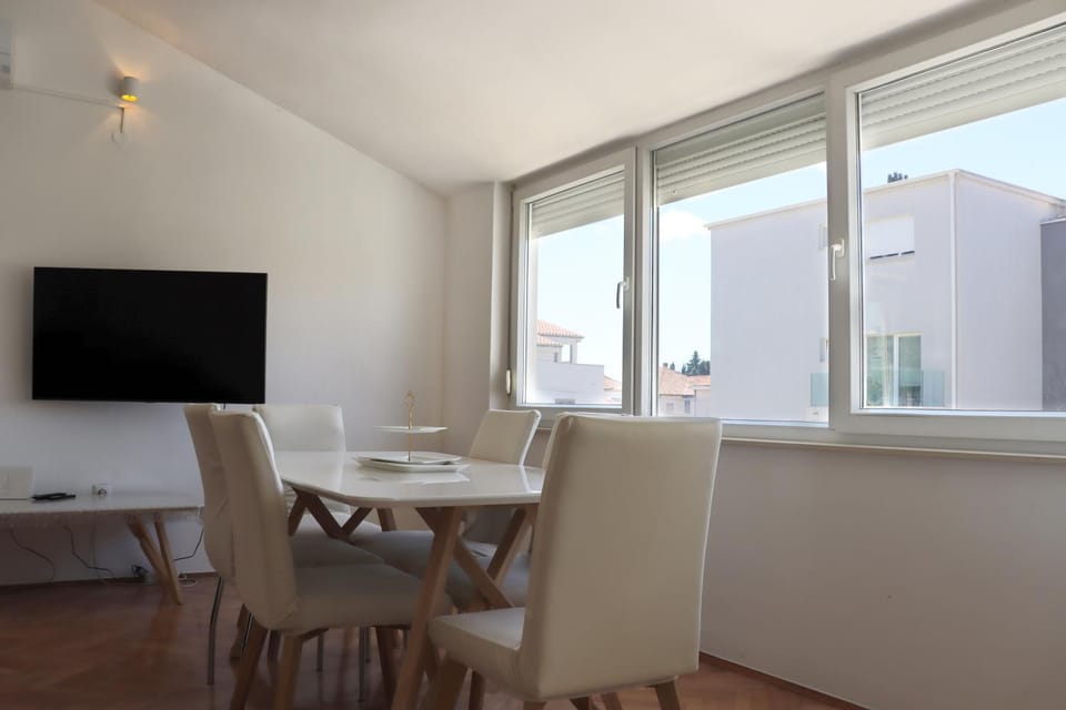 TV and multimedia, Living room, Seating area, Dining area