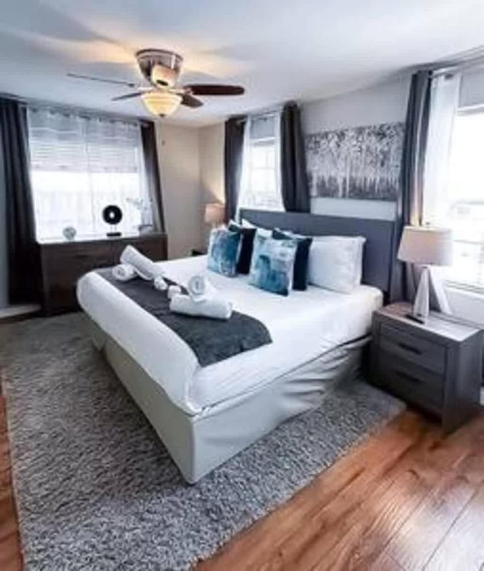 Charming 4BR Home with Heated Pool in Hollywood House in Hollywood