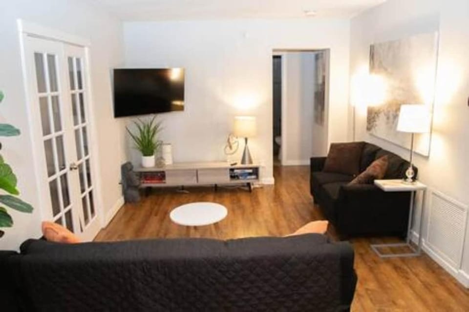 Charming 4BR Home with Heated Pool in Hollywood House in Hollywood