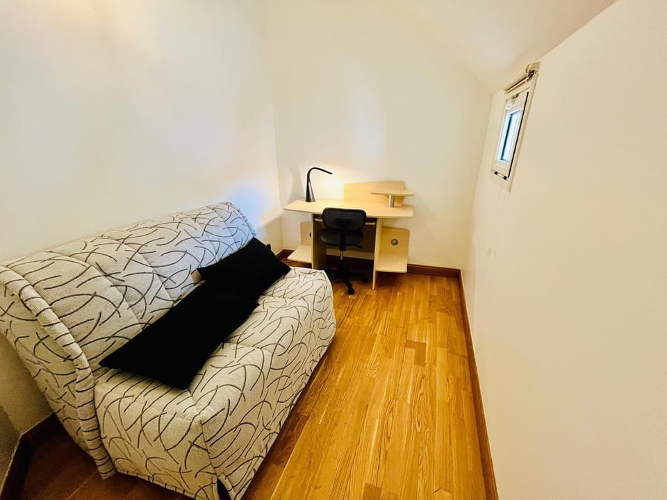 Photo of the whole room, Seating area