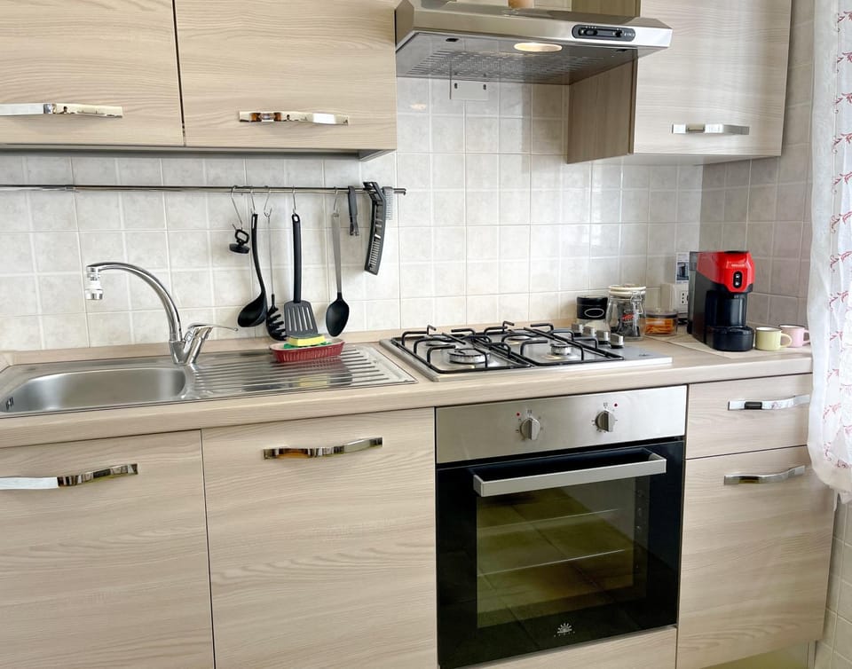 Coffee/tea facilities, Kitchen or kitchenette, stove, kitchen, kitchen