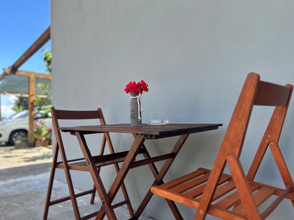 Patio, Day, Dining area