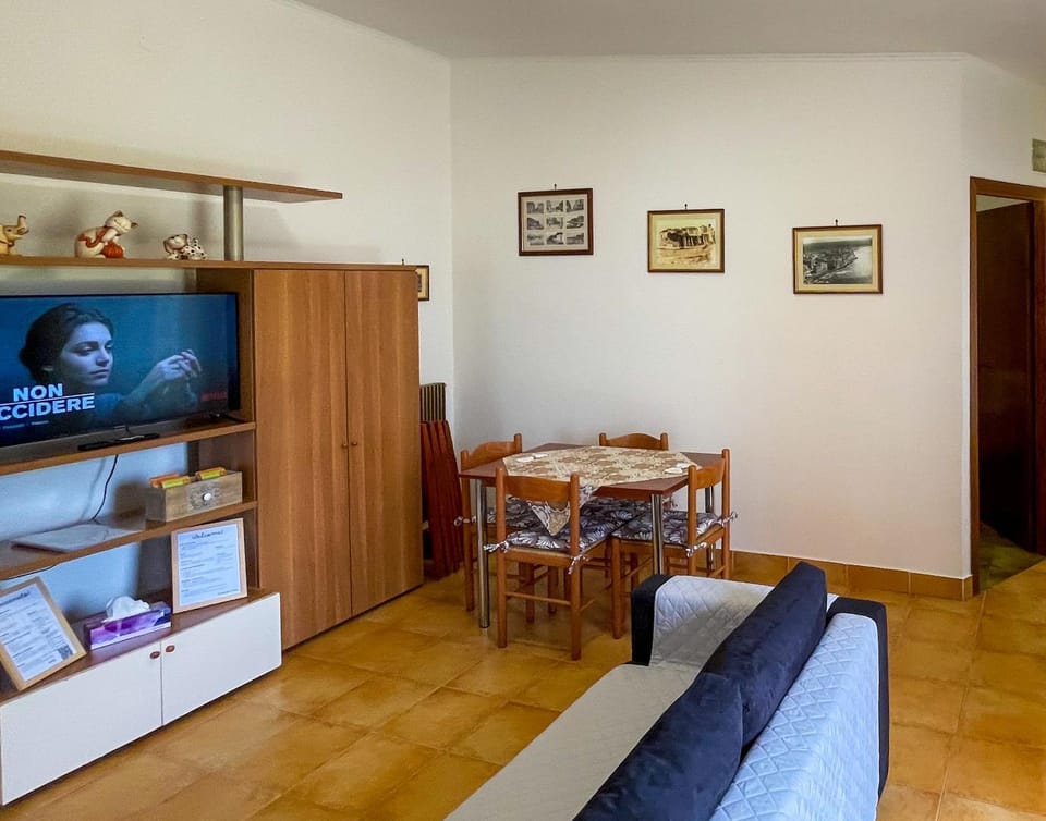 TV and multimedia, Living room, Dining area