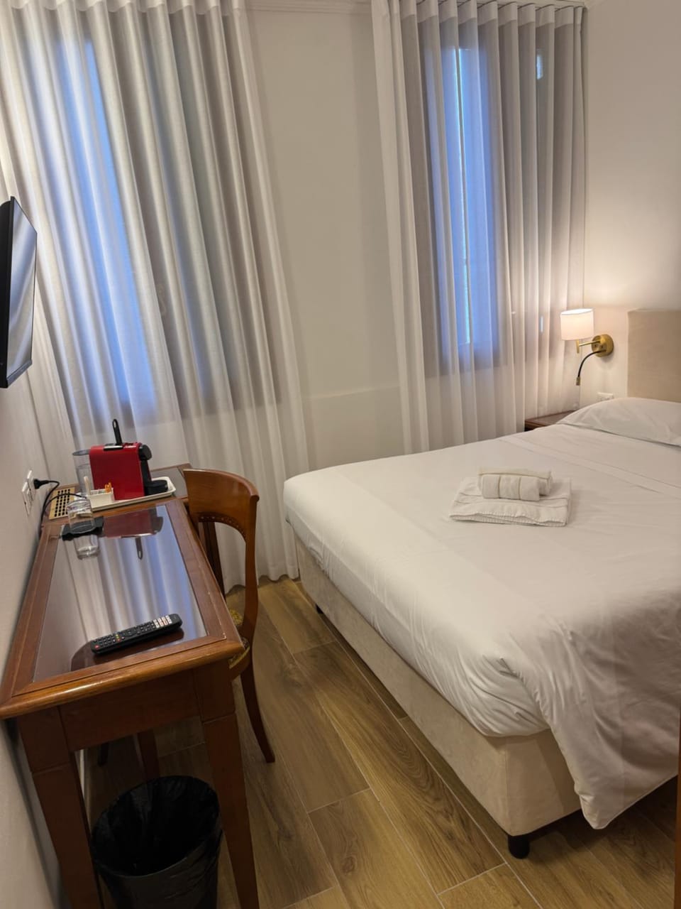 Bed, TV and multimedia, Photo of the whole room, Bedroom