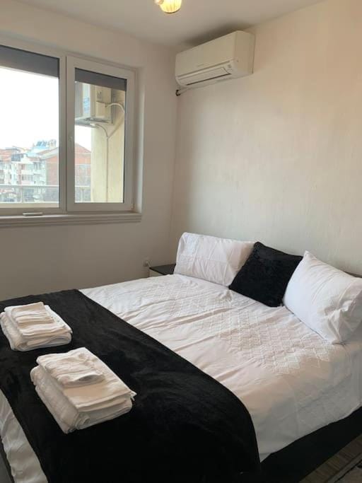 Bedroom, air conditioner